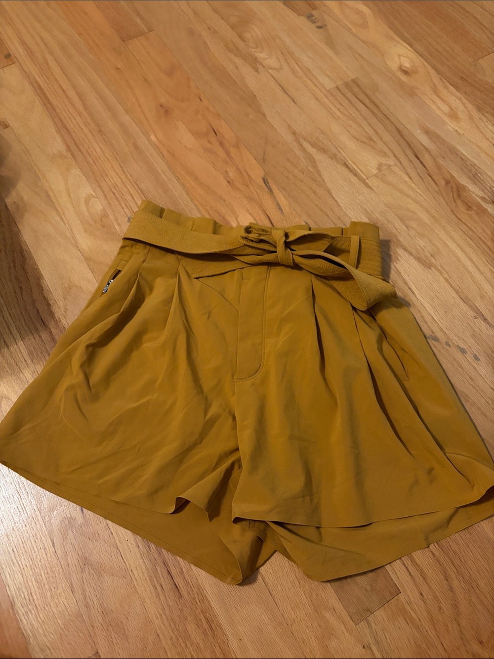 Athleta Flowy Mustard Women’s Paperbag Tie Shorts, M